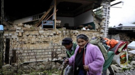 Zemetřesení v Himaláji má už 83 obětí, záchranáři jsou stále na cestě