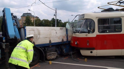 V Praze se srazila tramvaj s nákladním autem. Škoda je 600 tisíc