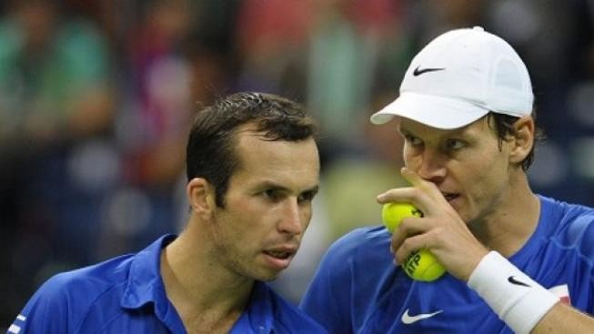Berdych se Štěpánkem smetli Rumuny. Čeští tenisté zůstali mezi elitou