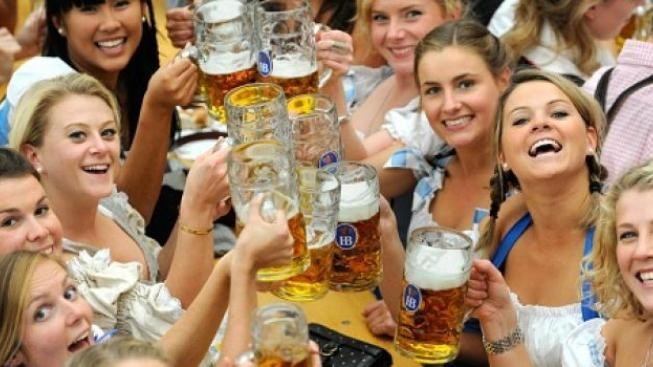 Je naraženo! V Mnichově teče pivo proudem, začal Oktoberfest