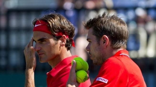 Olympijští vítězové Federer a Wawrinka nezvládli čtyřhru. Prohrávají 1:2
