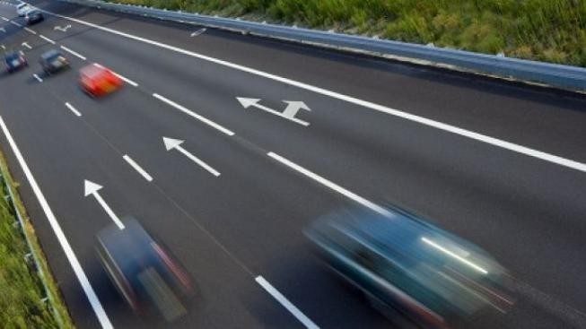 Řidič boural při jízdě v protisměru na dálnici, z místa ujel