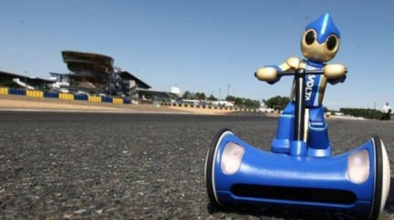 Miniaturní robot se chystá na 230 km triatlonu. Uspěje?