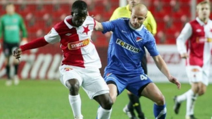 Slavia bude proti Dukle bojovat o body i trenéra Petrouše  