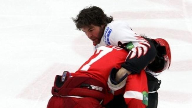 Napadl Jágra v KHL, teď bitkaře Verota zkouší mistr z Třince