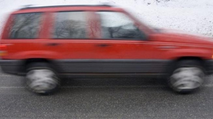 Riskantní předjíždění skončilo tragédií: Osobní automobil se střetl s autobusem