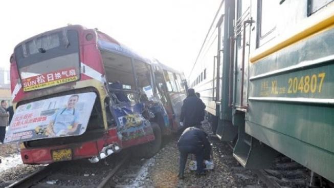 11 lidí zemřelo při srážce autobusu a dvou vlaků v Argentině, 212 zraněno