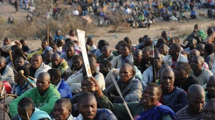V Jihoafrické republice střílí policie do tisíců stávkujících horníků