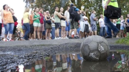 Ve Varnsdorfu večer přepadli ženu, policie šetří i rasový motiv 