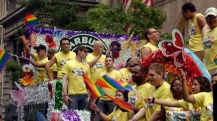 Britští gayové opět smějí darovat krev 