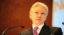 Velká Británie vydá Assange do Švédska, ekvádorskému azylu navzdory