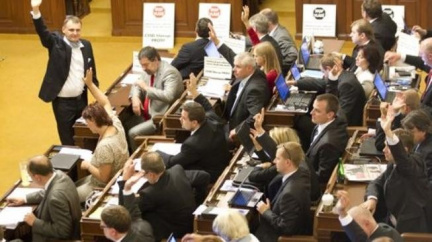 Platy úředníků se dozvíme, sněmovna odmítla přílepek o utajení