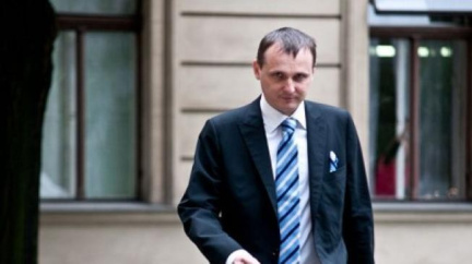 Policie začala stíhat Bártu a Škárku za údajnou korupci 