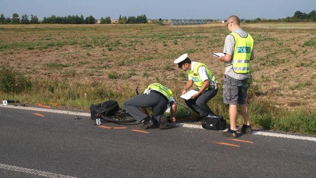 Cyklista po srážce s osobním vozem na místě zemřel