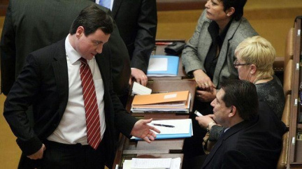 Rath své tajné poradce řádně ohodnotil. Rozdal jim 5 milionů