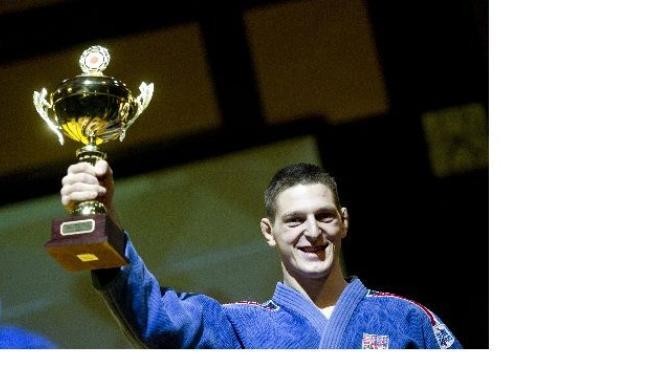 Krpálek přivezl bronz, jeho děda s novým účesem oběhne vesnici