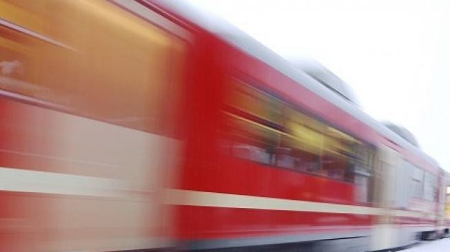 Po srážce s vlakem zemřela v Plzni mladá dívka