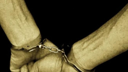 Jsem nevinný,  jde o spiknutí! Policisté na letišti v Ruzyni zadrželi šíleného Bartáka