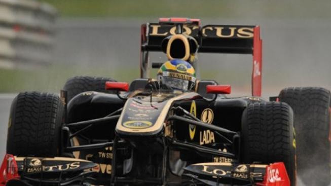 Senna při návratu do formule 1 hned havaroval a poničil renault  