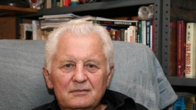 Vlajku z Mašínovy rakve přiveze Vondra do České republiky