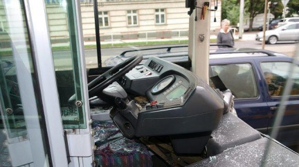 Autobus smetl na přechodu mladou dívku (†9), na místě zemřela