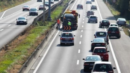 Řidič jel kvůli kabelce 30 kilometrů v protisměru