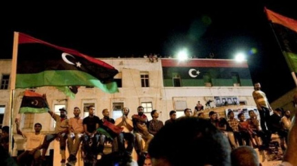 Povstalci v Tripolisu obsadili televizi, kontrolují i město Brega 