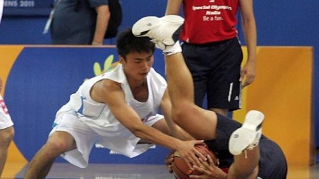 Basketbalový přátelák skončil bitkou. Vzduchem létaly i židle