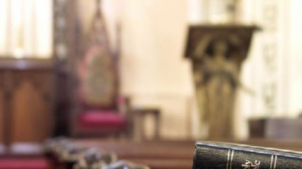 Polský soud nepotrestal zpěváka, jenž na koncertě roztrhal bibli 