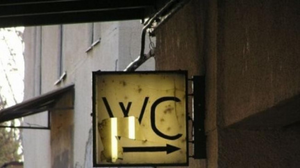 Drahá návštěva toalety: Muž zapomněl na veřejných záchodech 15.000 eur