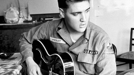 18 tisíc dolarů! Nejdražší v aukci byla kytara Krále Presleyho