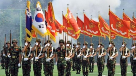 Jižní Korea a USA zahájily společné manévry, KLDR hrozí válkou 