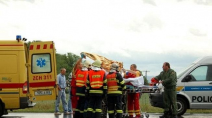 Auto v Prachaticích srazilo ženu a dvě děti 