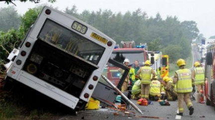 V horách se srazily osobní vůz, kamion a autobus. Jeden mrtvý, 22 zraněných