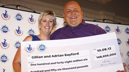 Rodina bojovala s prázdnou peněženkou. Koupila los a teď se topí v miliardách