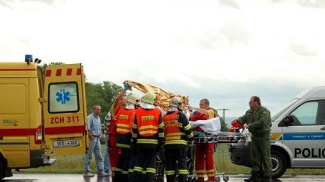 Dva mrtví po srážce auta a sanitky