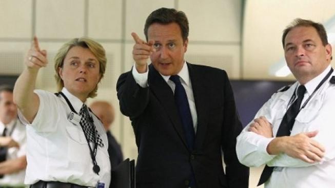 Policie nedokázala zkrotit britské gangy. Reagovala špatně, prohlásil Cameron