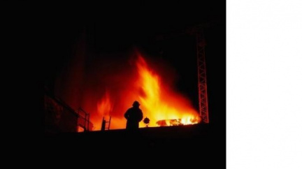 Hořící žena vyběhla z domu v Jáchymově, sousedé ji uhasili