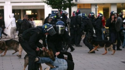 Situace v Anglii se zklidnila, policie rozprášila zbylé výtržníky