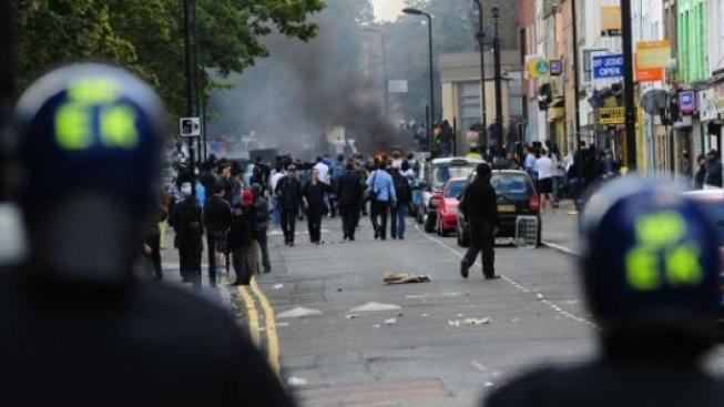 Výtržnosti zachvátily další anglická města, Londýn je napjatý