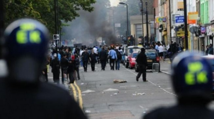 Výtržnosti zachvátily další anglická města, Londýn je napjatý