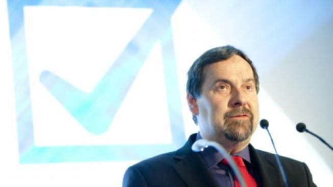 John rozesílá maily, jak bojovat s korupcí. Obsahují hrubky a překlepy
