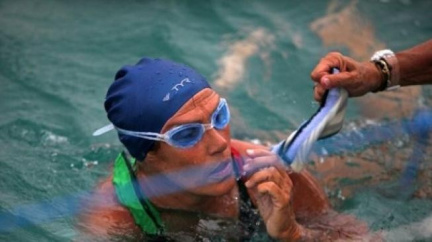 Odvážná Američanka plave z Kuby na Floridu. Bez ochranné klece proti žralokům