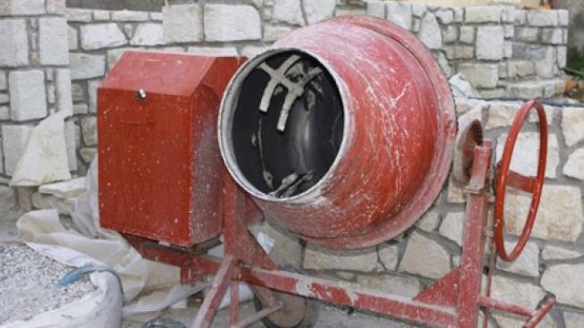 Chlapec na Třinecku zemřel po zásahu proudem z míchačky  