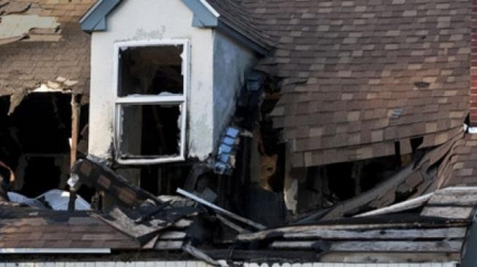 Při pádu střechy domu na Karvinsku zahynulo roční dítě  