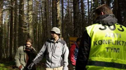 Modrava: První vážný střet. Zranění policisty se prý stalo nechtěně