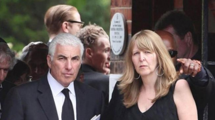 Otec Amy Winehouse chce založit nadaci pro závislé na drogách