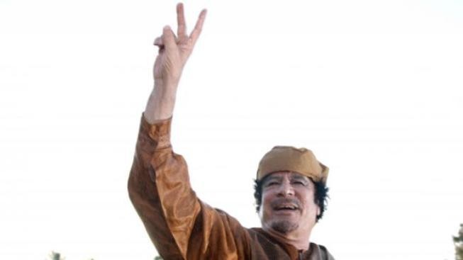 Kaddáfí i po odstoupení zůstane v zemi, připustila Británie