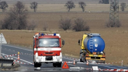 U Libčevsi havarovala cisterna s asfaltem, jeden člověk zahynul