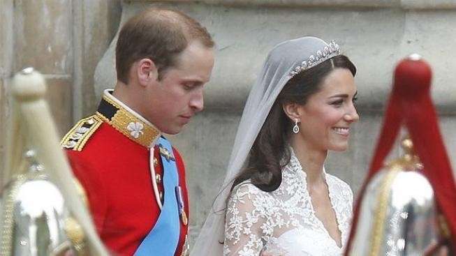 V Buckinghamském paláci jsou k vidění svatební šaty vévodkyně z Cambridge